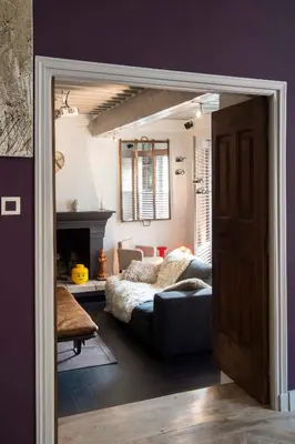 a bedroom with a bed and a couch in a room at Un Ryad a l'Isle in LʼIsle-sur-la-Sorgue