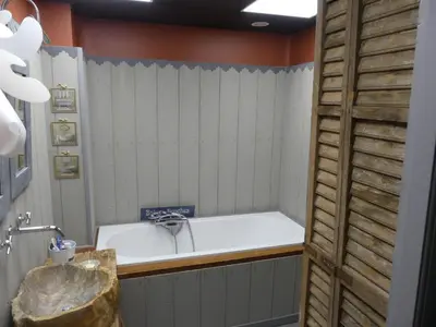a bathroom with a tub and a sink at Un Ryad a l'Isle in LʼIsle-sur-la-Sorgue