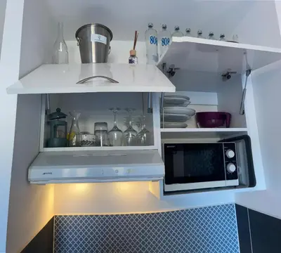 a kitchen with a microwave oven in a kitchen at Les Terrasses D'Aix - Studio avec Grande Terrasse privée in Aix-en-Provence