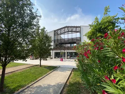 a building with pink flowers in front of it at Les Terrasses D'Aix - Studio avec Grande Terrasse privée in Aix-en-Provence