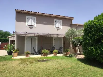 a house with a yard in front of it at Un Coin de Provence in LʼIsle-sur-la-Sorgue