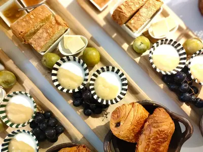 a table topped with different types of bread and pastries at Villa Cabrida in Cabrières-dʼAvignon