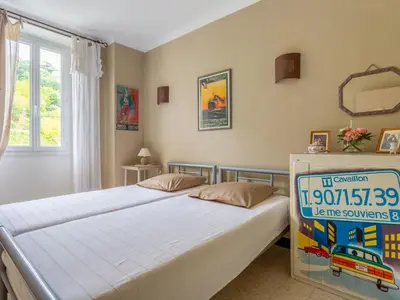 a bedroom with a bed and a sign on the wall at Holiday Home Le Cèdre by Interhome in Ménerbes
