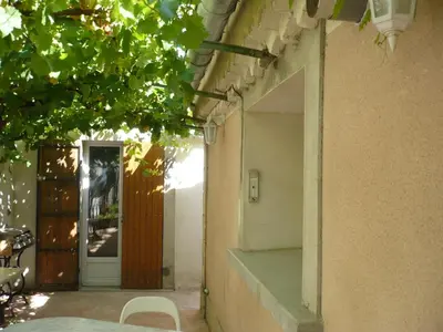 an entrance to a house with a door and a chair at L'atelier B&B in Bédoin