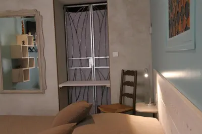 a room with a window and a table and a chair at L'atelier B&B in Bédoin