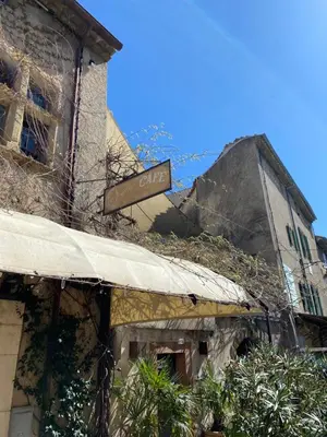 a sign on the side of a building at Le cœur de Lourmarin Loulou en Luberon in Lourmarin