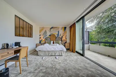 a bedroom with a bed and a desk and a window at Best Western Sévan Parc Hôtel in Pertuis