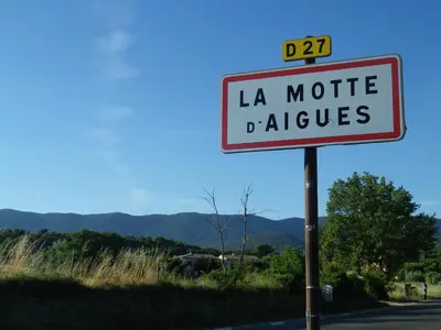 a traffic sign on the side of a road at La mordorée in La Motte-dʼAigues