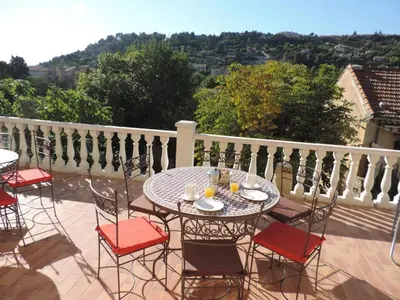 a patio with a table and chairs on a balcony at 1001 Ocres in Apt