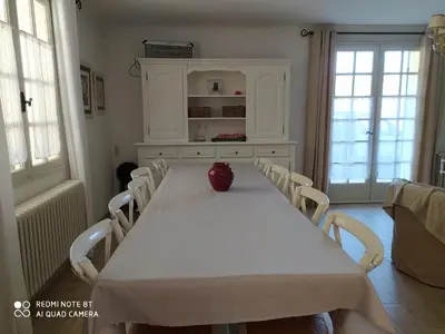 a white table with a vase sitting on top of it at Villa Les Carlets in Saignon