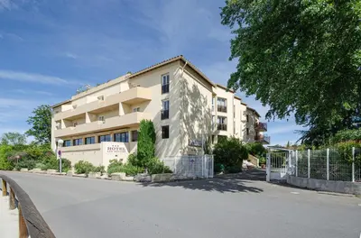 a building on the side of a street at Hotel Les Nevons in LʼIsle-sur-la-Sorgue