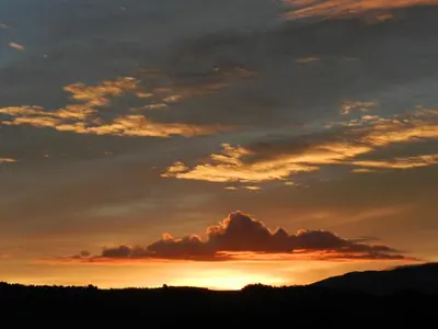 a sunset with clouds in the sky at Maison d'artiste in Gargas