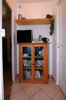 a book shelf filled with books in a room at Villa Louanne in Pertuis
