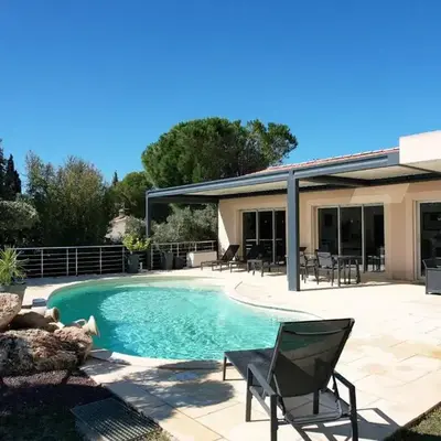 very pretty contemporary villa with pool located in Aureille in the alpilles