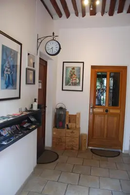 a kitchen with a table and chairs in a room at Les lofts in LʼIsle-sur-la-Sorgue