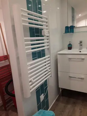 a bathroom with a window with a sink at Yofanto in Sénas
