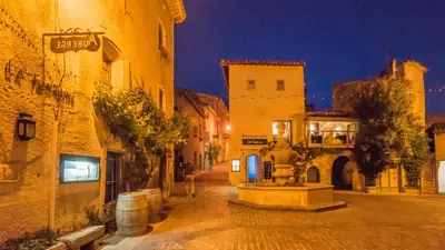 an alley with a fountain in the middle of a building at Les Terrasses de Cascavelle in Blauvac