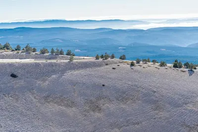 a view of a desert with mountains in the distance at Les Terrasses de Cascavelle in Blauvac