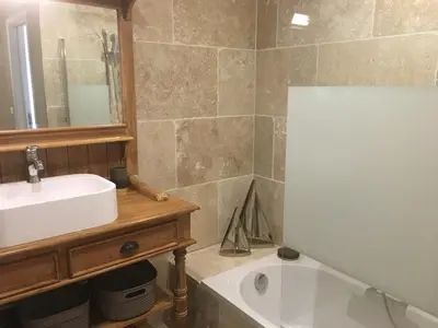 a bathroom with a sink and a toilet and a tub at Entre Vignes et Collines in Méthamis