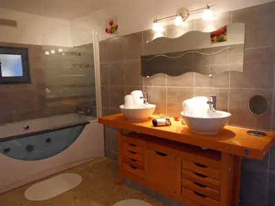 a bathroom with two sinks and a bath tub at Le Jardin d'Ivana in Oppède