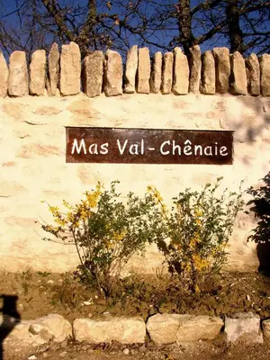 a sign that says mas vah climate on a wall at La Pitchounette Mas Val-Chênaie Gordes in Gordes