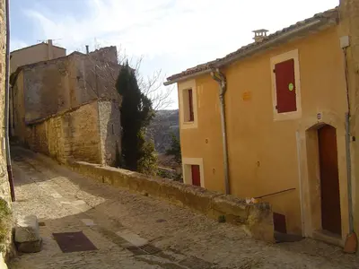 an alley with two buildings on a hill at Rose in Bonnieux