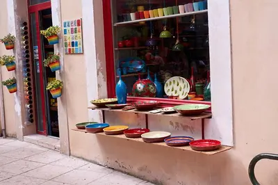 a display of bowls and plates in a store window at Envies en Lubéron in Saignon