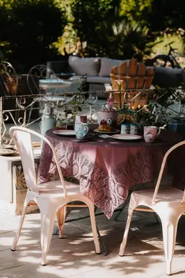 a table and two chairs with a table at Les intérieurs d'Angèle in Pernes-les-Fontaines
