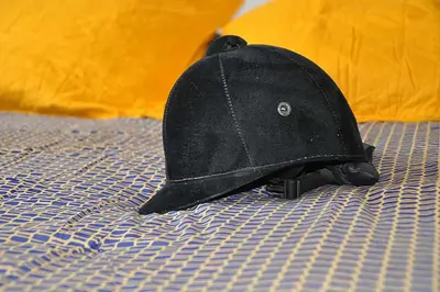 a black hat sitting on top of a bed at Le Panorama des Alpilles in Aureille