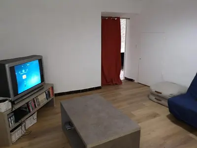 a living room with a tv and a couch at La maison Bleue in Céreste