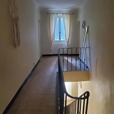 a staircase in a room with a window at La maison Bleue in Céreste