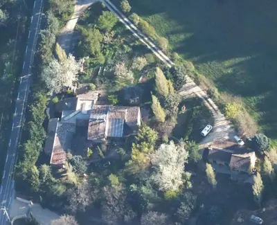 an aerial view of a house with a yard at Poterie de Pierroux in Roussillon