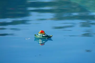 a hat floating on top of the water at La Bastide des Vasses l'Atelier in Cucuron