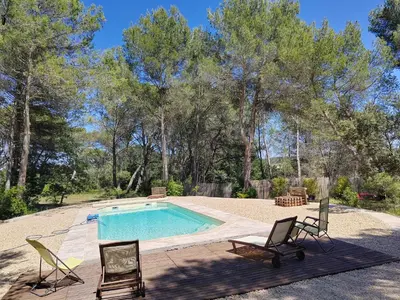 a swimming pool with two lawn chairs and a swimming poolvisor at Le Clos Zinou in Lambesc