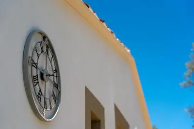 a clock on the side of a building at Mas la Chêneraie Lourmarin - Au calme, à 10 mn du centre ville à pied in Lourmarin