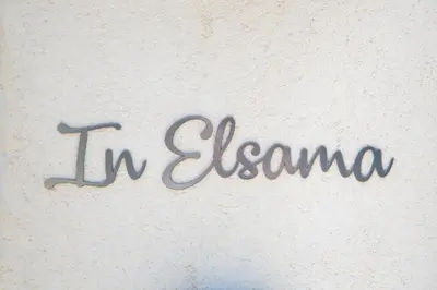 a sign that says in sigma on a wall at In Elsama piscine chauffée in LʼIsle-sur-la-Sorgue