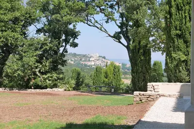 a park with a hill in the background at Les Amandiers in Bonnieux