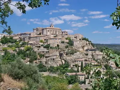 a village on top of a mountain at Loft piscine et spa provence in LʼIsle-sur-la-Sorgue