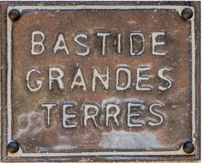 a metal sign with the wordsasteannisannis fences at Les Grandes Terres - Gîtes & SPA in Mérindol