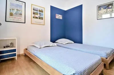 two twin beds in a room with blue walls at Villa envoûtante à Eyragues avec piscine in Eyragues