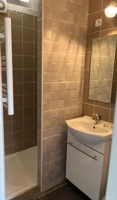 a bathroom with a sink and a shower at Chez Frédérique et Jean-Claude in Les Taillades