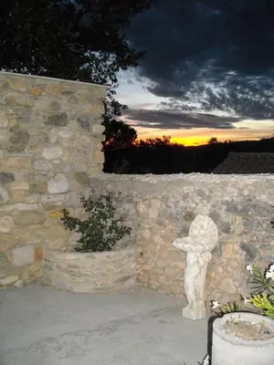 a stone wall with a statue in front of it at Les Gites du Mont Ventoux in Bédoin