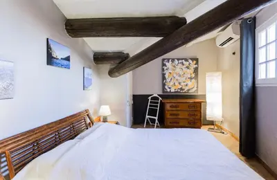 a bedroom with a large bed and a dresser at Duplex 6 personnes, ascenseur, zone pietonne, 1 bis Rue Aude in Aix-en-Provence