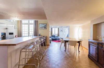 a kitchen with a bar and a table and chairs at Duplex 6 personnes, ascenseur, zone pietonne, 1 bis Rue Aude in Aix-en-Provence
