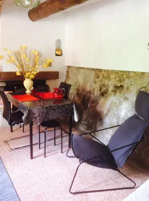 a dining room with a table and chairs at Fontaine-de-Vaucluse : maison avec vues in Fontaine-de-Vaucluse