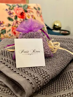 a sign sitting on top of a pile of towels at Petit Rêve in LʼIsle-sur-la-Sorgue