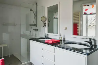a bathroom with two sinks and a shower at Escapade en Provence in LʼIsle-sur-la-Sorgue