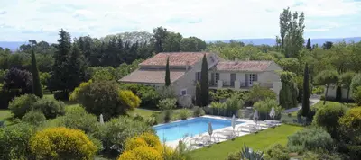 an aerial view of a house with a swimming pool at Gîte Crillon - Mas Les Fleurs d'Hilaire in Monteux
