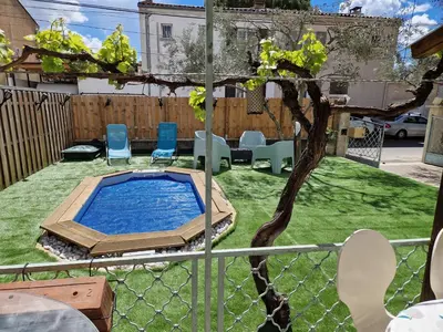 a pool in a yard with chairs and a tree at Location maison Monteux in Monteux