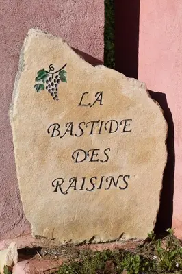 a sign that says a bistro des raisers at La Bastide des Raisins in Apt